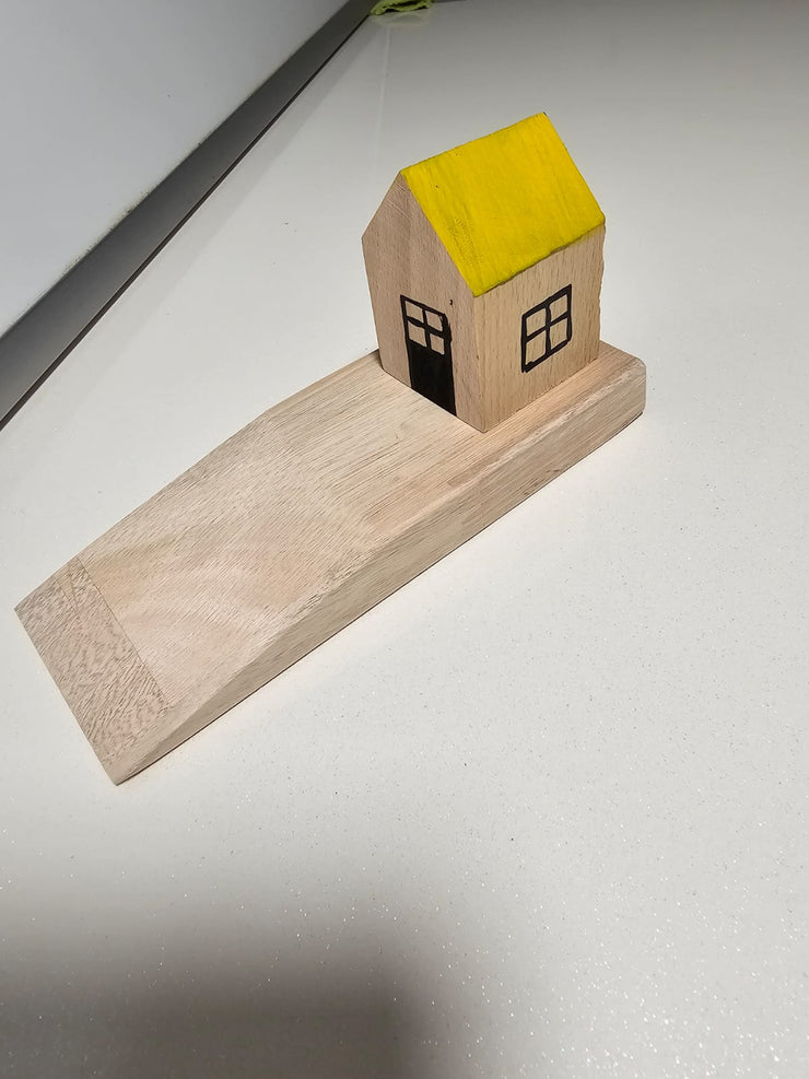 Türstopper. Holzhäuser mit bunten Dächern.