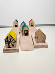 Türstopper. Holzhäuser mit bunten Dächern.