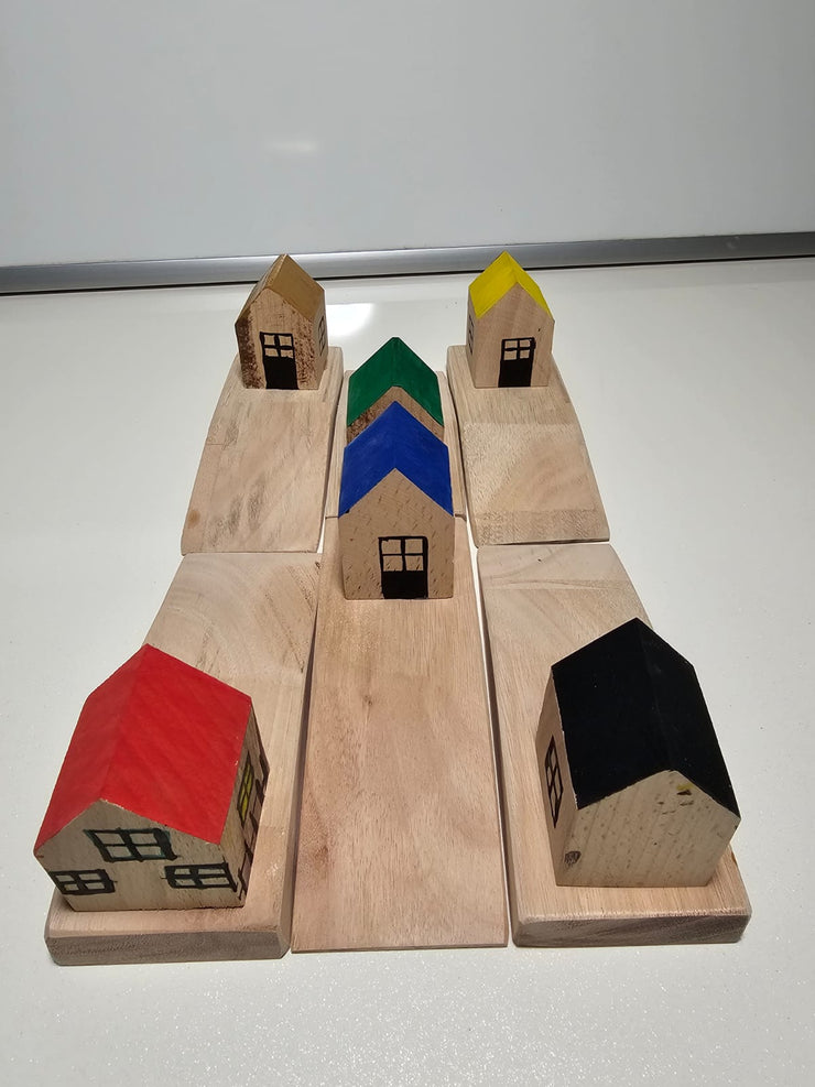 Türstopper. Holzhäuser mit bunten Dächern.