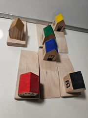 Türstopper. Holzhäuser mit bunten Dächern.