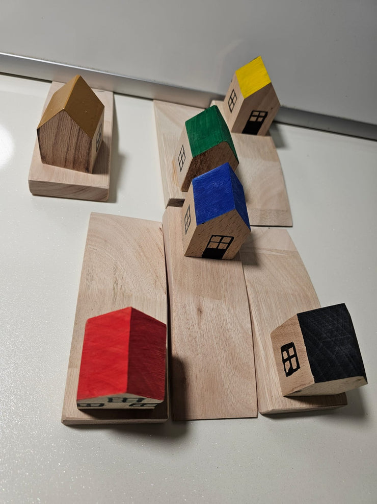 Türstopper. Holzhäuser mit bunten Dächern.