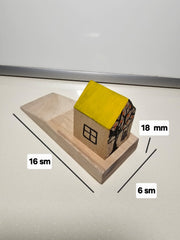 Türstopper. Holzhäuser mit bunten Dächern.