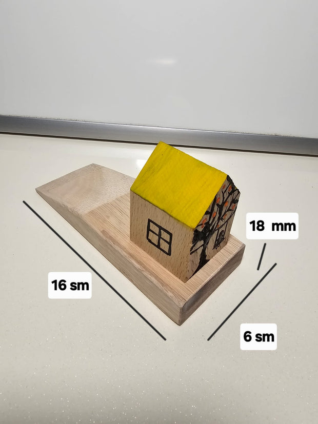 Türstopper. Holzhäuser mit bunten Dächern.