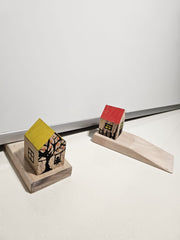 Türstopper. Holzhäuser mit bunten Dächern.