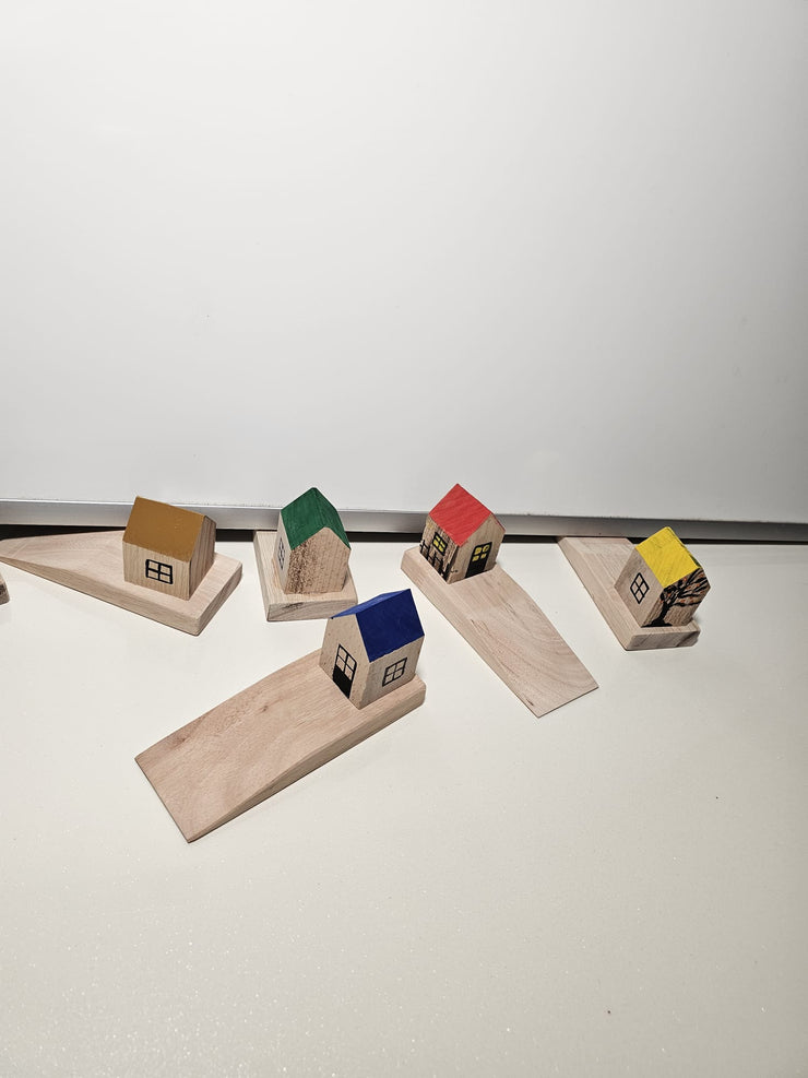 Türstopper. Holzhäuser mit bunten Dächern.